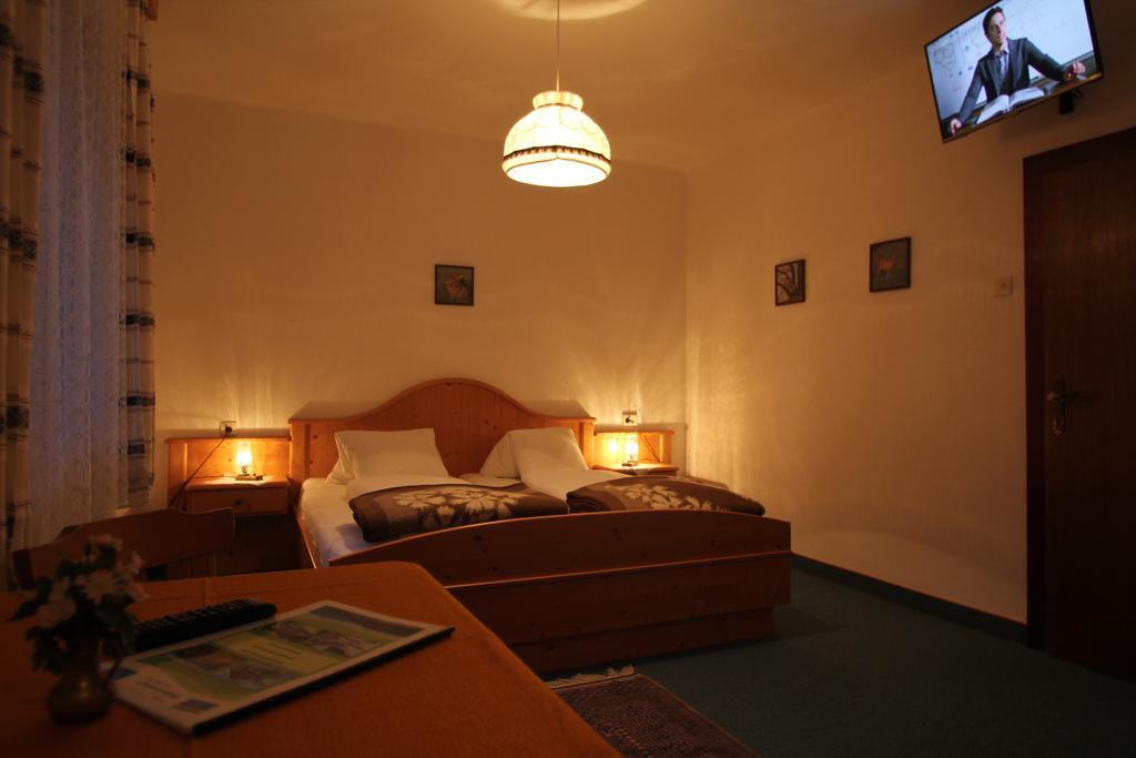 Pension Hubertushof Beim Roemerbad Бад Кляйнкирххайм Экстерьер фото